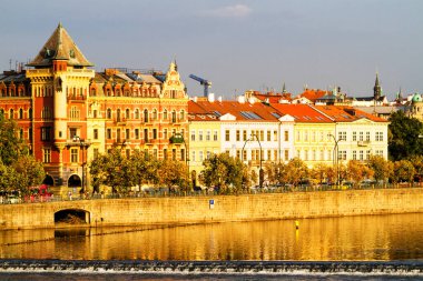 Vltava nehri ve Prag 'ın tarihi merkezi, Çek Cumhuriyeti' nin Prag kentinin binaları ve simgeleri manzaralı