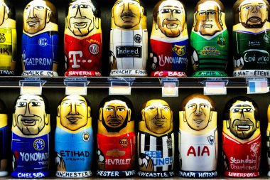 PRAG, CZECH REPUBLIC - 5 AUG 2018: Prag şehir merkezinde güzel renkli ahşap Rus oyuncak bebekleri matrioshka. Dünyanın en iyi futbol kulüplerinden futbolcuları temsil ediyorlar..