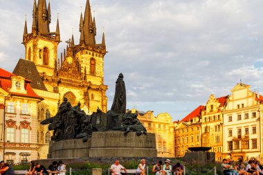 PRAG, CZECH Cumhuriyet - 5 Ağustos 2018: Prag 'daki eski kasaba meydanı, Bakire Meryem Katedrali ve Jan Hus anıtı. Çek Cumhuriyeti.