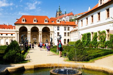 PRAG, CZECH REPUBLIC - 5 AĞUSTOS 2018: Wallenstein bahçeleri ve Prag 'ın daha küçük bir kasabasındaki barok sarayı. Bu saray şu anda Çek Senatosu 'nun evi.