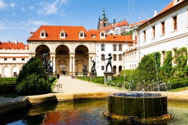 Prag 'ın aşağı kasabasındaki barok saraylı Wallenstein bahçeleri. Bu saray şu anda Çek Senatosu 'nun evi.