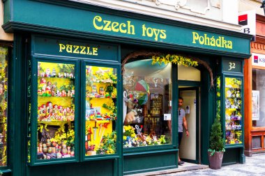 PRAG, CZECH REPUBLIC - 5 AUG 2018: Prag şehir merkezindeki bir oyuncak dükkanının dışı.