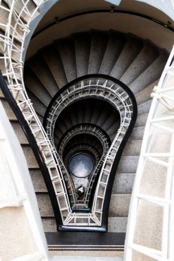 PRAGUE, CZECH REPUBLIC - 5 AUG 2018: Çek Cumhuriyeti 'nin Prag kentindeki eski bir kübist bina olan Black Madonna Evi' nde ampul şekilli kübizm tarzı merdivenler. T 'ye Haraç.