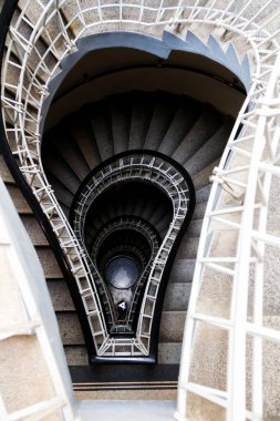 PRAGUE, CZECH REPUBLIC - 5 AUG 2018: Çek Cumhuriyeti 'nin Prag kentindeki eski bir kübist bina olan Black Madonna Evi' nde ampul şekilli kübizm tarzı merdivenler. T 'ye Haraç.