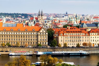 PRAG, CZECH REPUBLIC - 3 AĞUSTOS 2018: Vltava nehri manzarası ve Prag 'ın tarihi merkezi, Prag, Prag, Çek Cumhuriyeti' nin tarihi binaları ve simgeleri