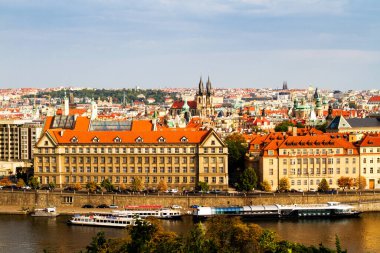 Vltava nehri ve Prag 'ın tarihi merkezi, Çek Cumhuriyeti' nin Prag kentinin binaları ve simgeleri manzaralı