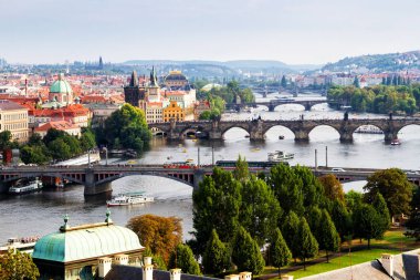 Vltava nehri ve Prag 'ın tarihi merkezi, Çek Cumhuriyeti' nin Prag kentinin binaları ve simgeleri manzaralı