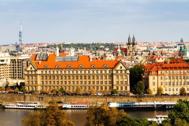 Vltava nehri ve Prag 'ın tarihi merkezi, Çek Cumhuriyeti' nin Prag kentinin binaları ve simgeleri manzaralı