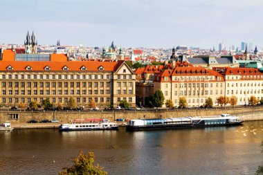 Vltava nehri ve Prag 'ın tarihi merkezi, Çek Cumhuriyeti' nin Prag kentinin binaları ve simgeleri manzaralı