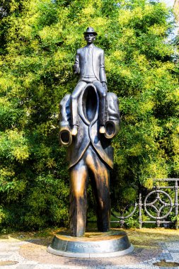 PRAGUE - CZECH REPUBLIC - 6 AUG 2018: Franz Kafka heykeli Prag Yahudi Bölgesi, Çek Cumhuriyeti