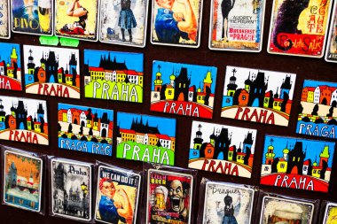 PRAG, CZECH REPUBLIC - 5 AUG 2018: Prag şehir manzaralı minyatür mıknatıslar