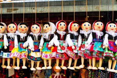Prag sokaklarında satılık renkli kuklalar