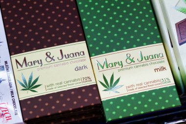 Prag, Çek Cumhuriyeti - 6 Ağustos 2018: Kenevir Mary & Juana Çikolatalı Çikolata Satılık Şekerler