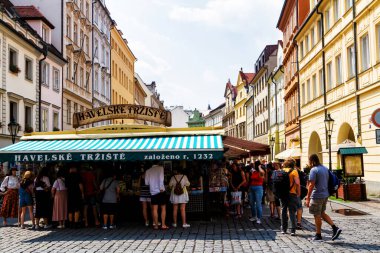 PRAG, CZECH Cumhuriyet - 5 AUG 2018: Havel 'in Pazarı (Havelske Trziste). Prag 'ın merkezinde kalıcı olarak işaretlenmiş. Piyasa 1232 'den beri sürekli açık. Prag, Çek Cumhuriyeti.