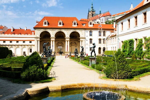 プラハ チェコ共和国 2018年8月5日 プラハの小さな町にバロック様式の宮殿を持つワレンシュタイン庭園 この宮殿は現在チェコ上院の本拠地です — ストック写真