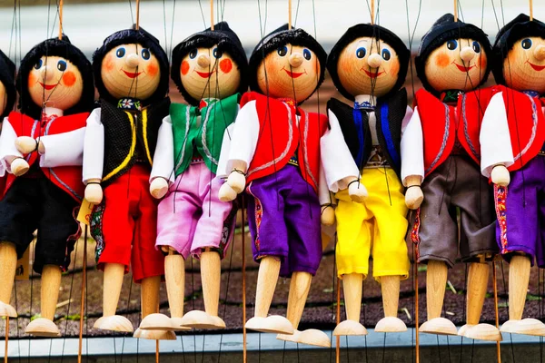 在布拉格街头出售的色彩艳丽的木偶 — 图库照片