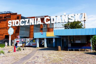 GDANSK, POLAND - 29 AUG 2019: Gdansk Tersanesinin tarihi giriş kapısı. Gdansk Tersanesi 80 'lerde büyük grevler yapılan ve Dayanışma Hareketi' nin doğduğu yerdi..