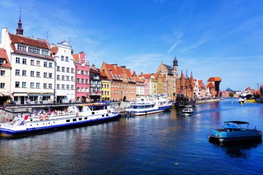 GDANSK, POLAND - 28 AUG 2019: Eski bir vinçle geleneksel nehir kenarı binaları. Eski Gdansk Kasabası, Pomerania, Polonya.
