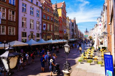 GDANSK, POLAND - 28 AUG 2019: Polonya 'nın Gdansk Eski Kasabası' ndaki Long Street 'teki tarihi apartman evleri