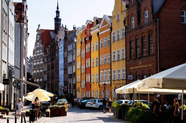 GDANSK, POLAND - 28 AUG 2019: Polonya 'nın Gdansk Eski Kasabası' ndaki Long Street 'teki tarihi apartman evleri