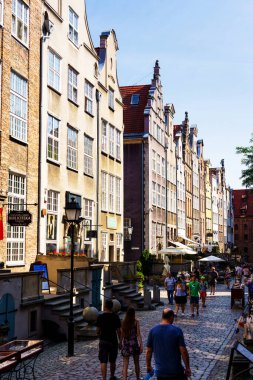 GDANSK, POLAND - 28 AUG 2019: Polonya 'nın Gdansk Eski Kasabası' ndaki Long Street 'teki tarihi apartman evleri