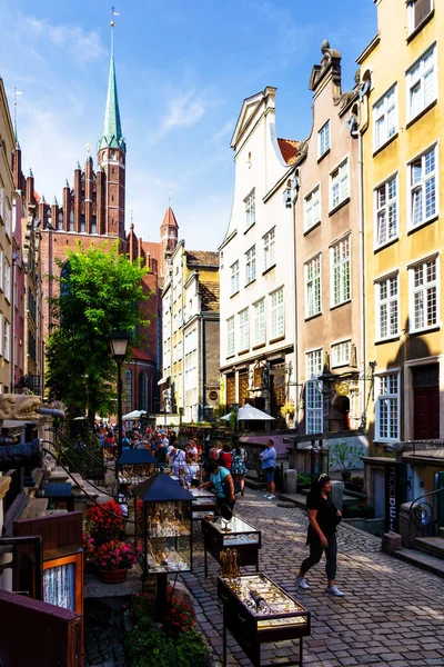 GDANSK, POLAND - 28 AUG 2019: Polonya 'nın Gdansk Eski Kasabası' ndaki Long Street 'teki tarihi apartman evleri