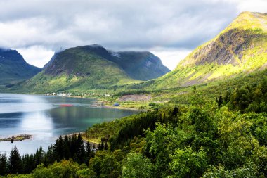 Tipik bir Lofoten Körfezi manzarası. Güzel, huzurlu bir günün sahnesi var. Lofoten Adaları dünyanın dört bir yanından gelen insanlar için popüler bir turizm merkezidir ve hala popülerlik kazanmaktadır. Norveç, Avrupa