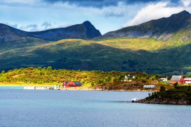Tipik bir Lofoten Körfezi manzarası. Güzel, huzurlu bir günün sahnesi var. Lofoten Adaları dünyanın dört bir yanından gelen insanlar için popüler bir turizm merkezidir ve hala popülerlik kazanmaktadır. Norveç, Avrupa