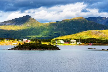 Tipik bir Lofoten Körfezi manzarası. Güzel, huzurlu bir günün sahnesi var. Lofoten Adaları dünyanın dört bir yanından gelen insanlar için popüler bir turizm merkezidir ve hala popülerlik kazanmaktadır. Norveç, Avrupa