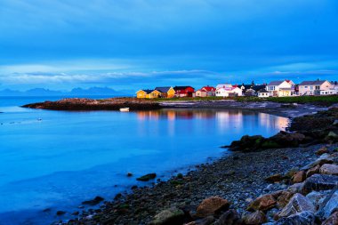 Tipik bir Lofoten Körfezi manzarası. Güzel, huzurlu bir günün sahnesi var. Lofoten Adaları dünyanın dört bir yanından gelen insanlar için popüler bir turizm merkezidir ve hala popülerlik kazanmaktadır. Norveç, Avrupa
