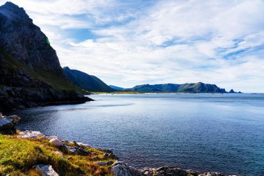 Tipik bir Lofoten Körfezi manzarası. Güzel bir günün sahnesi. Lofoten Adaları dünyanın dört bir yanından gelen insanlar için popüler bir turizm merkezidir ve hala popülerlik kazanmaktadır. Norveç Avrupa