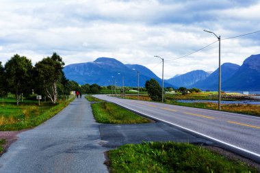 Norveç 'in Lofoten Adası' ndaki güzel dağ manzaralı sonbahar boyunca manzaralı asfalt yol. Yolculuk, seyahat, tatil, macera kavramı