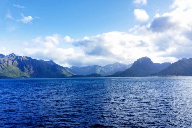 Tipik bir Lofoten Körfezi manzarası. Güzel bir günün sahnesi. Lofoten Adaları dünyanın dört bir yanından gelen insanlar için popüler bir turizm merkezidir ve hala popülerlik kazanmaktadır. Norveç Avrupa