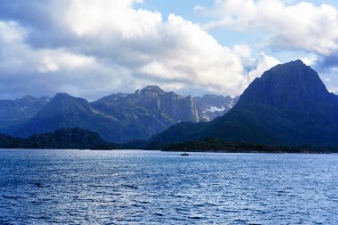Tipik bir Lofoten Körfezi manzarası. Güzel bir günün sahnesi. Lofoten Adaları dünyanın dört bir yanından gelen insanlar için popüler bir turizm merkezidir ve hala popülerlik kazanmaktadır. Norveç Avrupa