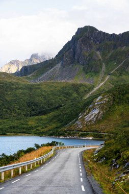 Norveç 'teki Lofoten adalarında deniz kenarındaki yol.
