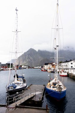 HENNINGSVAER, NORway - SEPT 5, 2019: Henningsvaer limanının Henningsvaer, Lofoten Adaları, Norveç 'te bulunan küçük bir balıkçı köyü