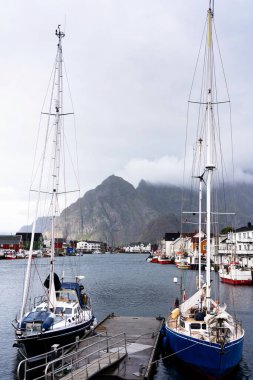 HENNINGSVAER, NORway - SEPT 5, 2019: Henningsvaer limanının Henningsvaer, Lofoten Adaları, Norveç 'te bulunan küçük bir balıkçı köyü