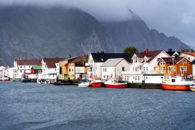 HENNINGSVAER, NORway - SEPT 5, 2019: Henningsvaer limanının Henningsvaer, Lofoten Adaları, Norveç 'te bulunan küçük bir balıkçı köyü