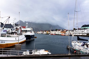 HENNINGSVAER, NORway - SEPT 5, 2019: Henningsvaer limanının Henningsvaer, Lofoten Adaları, Norveç 'te bulunan küçük bir balıkçı köyü