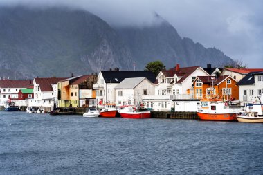 HENNINGSVAER, NORway - SEPT 5, 2019: Henningsvaer limanının Henningsvaer, Lofoten Adaları, Norveç 'te bulunan küçük bir balıkçı köyü