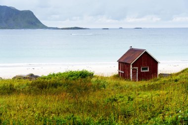 Norveç, Lofoten Adaları 'ndaki Ramberg Plajı' nda Red Rorbu.