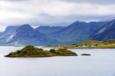 Tipik bir Lofoten Körfezi manzarası. Güzel bir günün sahnesi. Lofoten Adaları dünyanın dört bir yanından gelen insanlar için popüler bir turizm merkezidir ve hala popülerlik kazanmaktadır. Norveç Avrupa