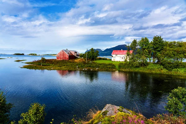 Norwegische Küstenlandschaft Mit Einem Typischen Roten Haus Rote Holzhäuser Werden — Stockfoto