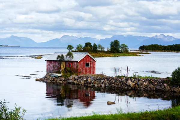 Νορβηγική Ακτή Τοπίο Ένα Τυπικό Κόκκινο Σπίτι Ξύλινα Κόκκινα Σπίτια — Φωτογραφία Αρχείου