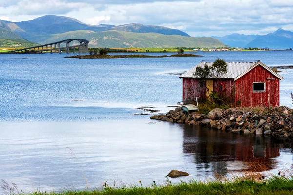 Paisaje Costero Noruego Con Una Típica Casa Roja Las Casas — Foto de Stock