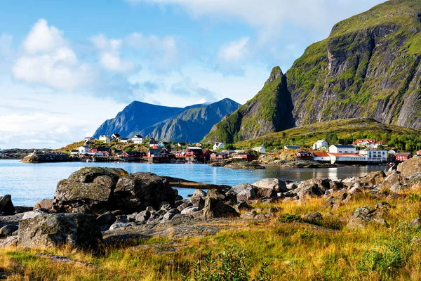 ノルウェーのノルトランド ロフトテン諸島にあるA Tind Reineの村 ロフトテンは世界中からの観光客に人気の観光地です 独特の風景で知られています ロイヤリティフリーのストック画像
