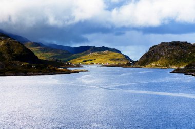 Tipik bir Lofoten Körfezi manzarası. Güzel, huzurlu bir günün sahnesi var. Lofoten Adaları dünyanın dört bir yanından gelen insanlar için popüler bir turizm merkezidir ve hala popülerlik kazanmaktadır. Norveç, Avrupa