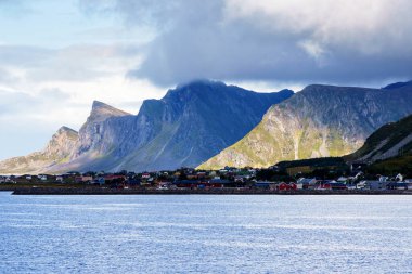 Tipik bir Lofoten Körfezi manzarası. Güzel, huzurlu bir günün sahnesi var. Lofoten Adaları dünyanın dört bir yanından gelen insanlar için popüler bir turizm merkezidir ve hala popülerlik kazanmaktadır. Norveç, Avrupa