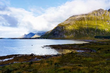 Tipik bir Lofoten Körfezi manzarası. Güzel bir günün sahnesi. Lofoten Adaları dünyanın dört bir yanından gelen insanlar için popüler bir turizm merkezidir ve hala popülerlik kazanmaktadır. Norveç Avrupa