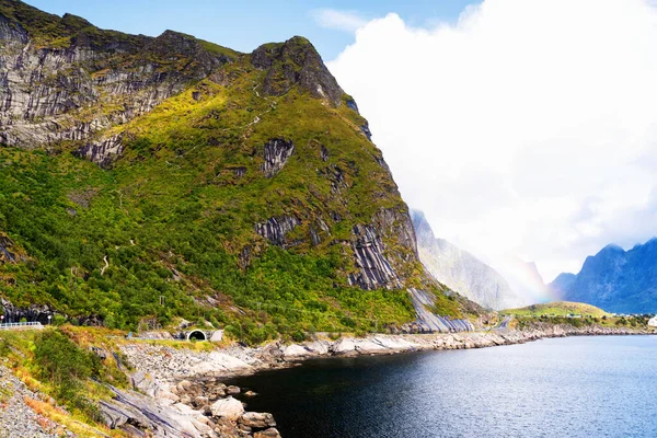 Сонячний Панорамний Вид Приголомшливі Гори Село Рейн Лофотенських Островах Норвегія — стокове фото